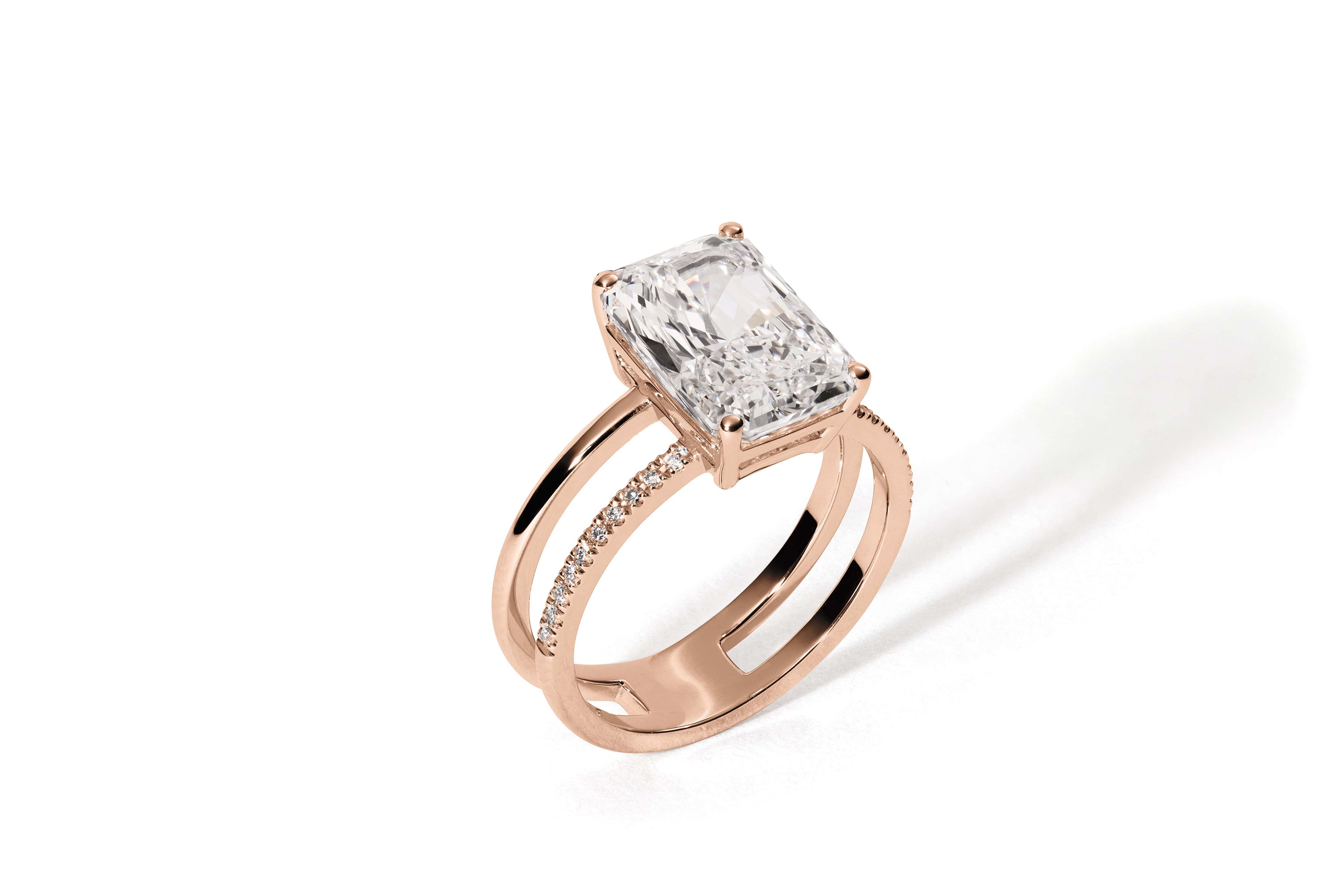 Der Verlobungsring APHRODITE ROSÉGOLD von Atelier Sofia verfügt über einen strahlend geschliffenen Edelstein in einer markanten Krappenfassung mit geteiltem Band und ist mit im Labor gezüchteten Diamanten verziert, die vor dem rosa Hintergrund für zusätzliches Funkeln sorgen.