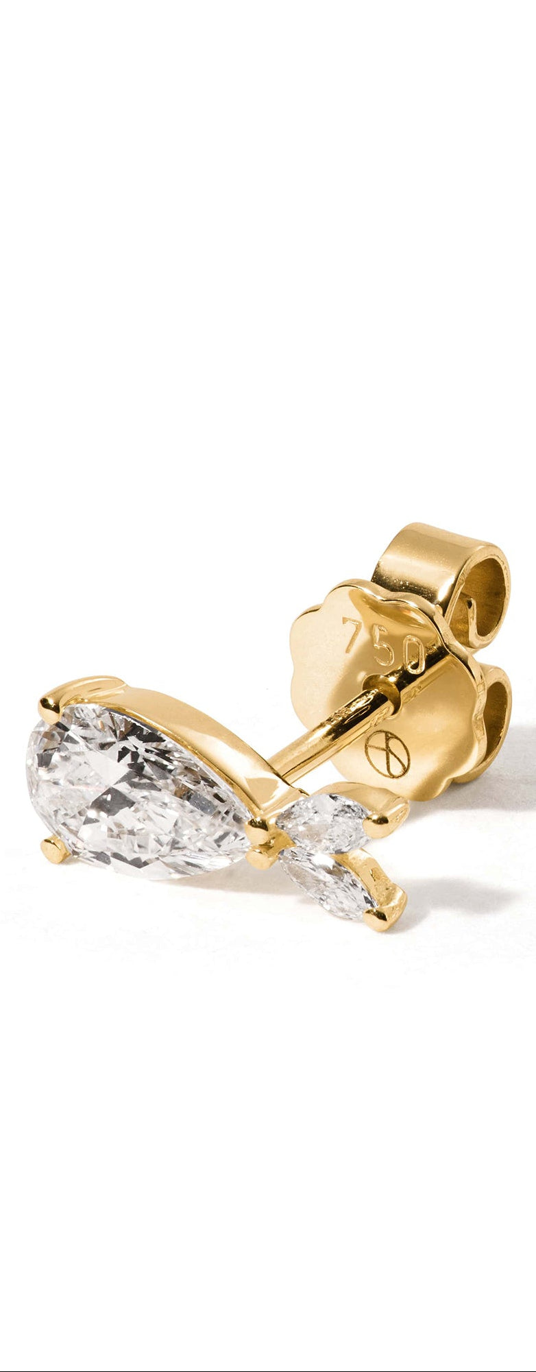 Das DIONE GELBGOLD von Atelier Sofia besteht aus funkelnden, im Labor gezüchteten birnenförmigen Edelsteinen, die elegant auf einem 18-Karat-Gelbgold-Ohrstecker vor einem makellos weißen Hintergrund angebracht sind.