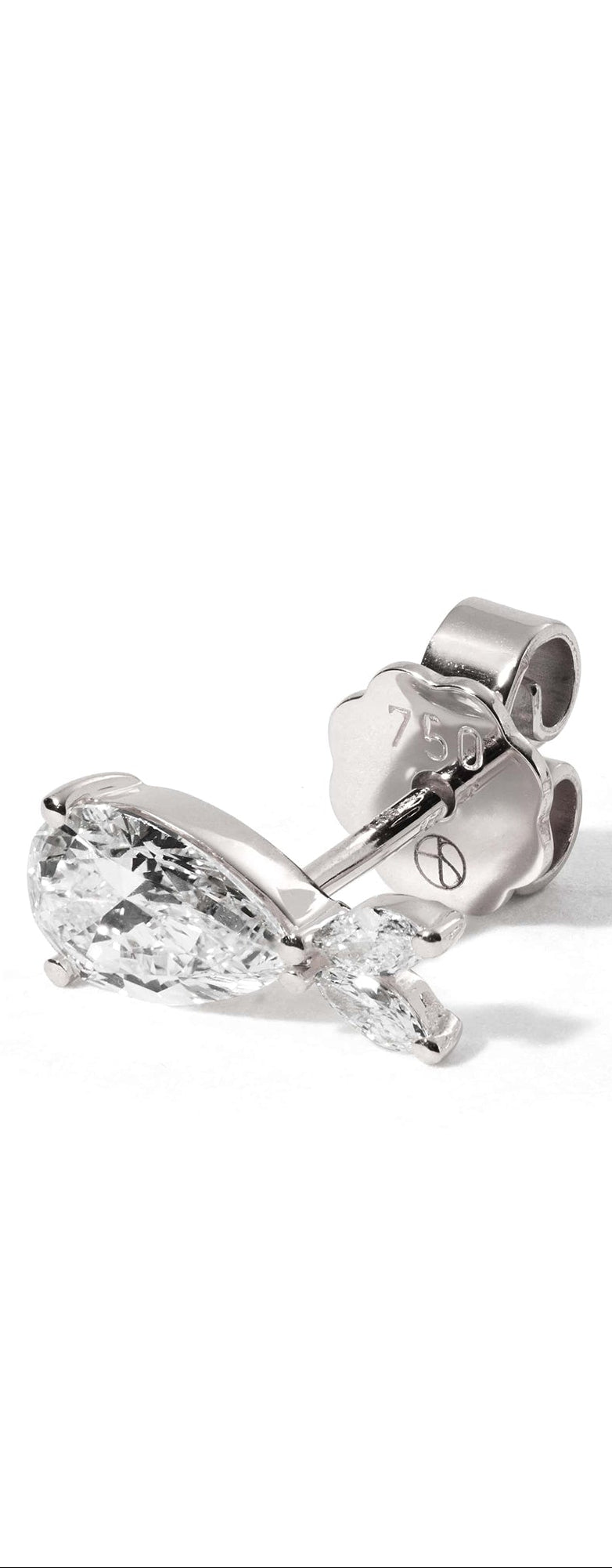 Die DIONE WEIßGOLD-Ohrringe von Atelier Sofia sind minimalistische Ohrstecker aus 18-karätigem Weißgold mit klaren, birnenförmigen, im Labor gezüchteten Diamanten, die horizontal angeordnet sind und sich elegant vor einem schlichten weißen Hintergrund abheben.