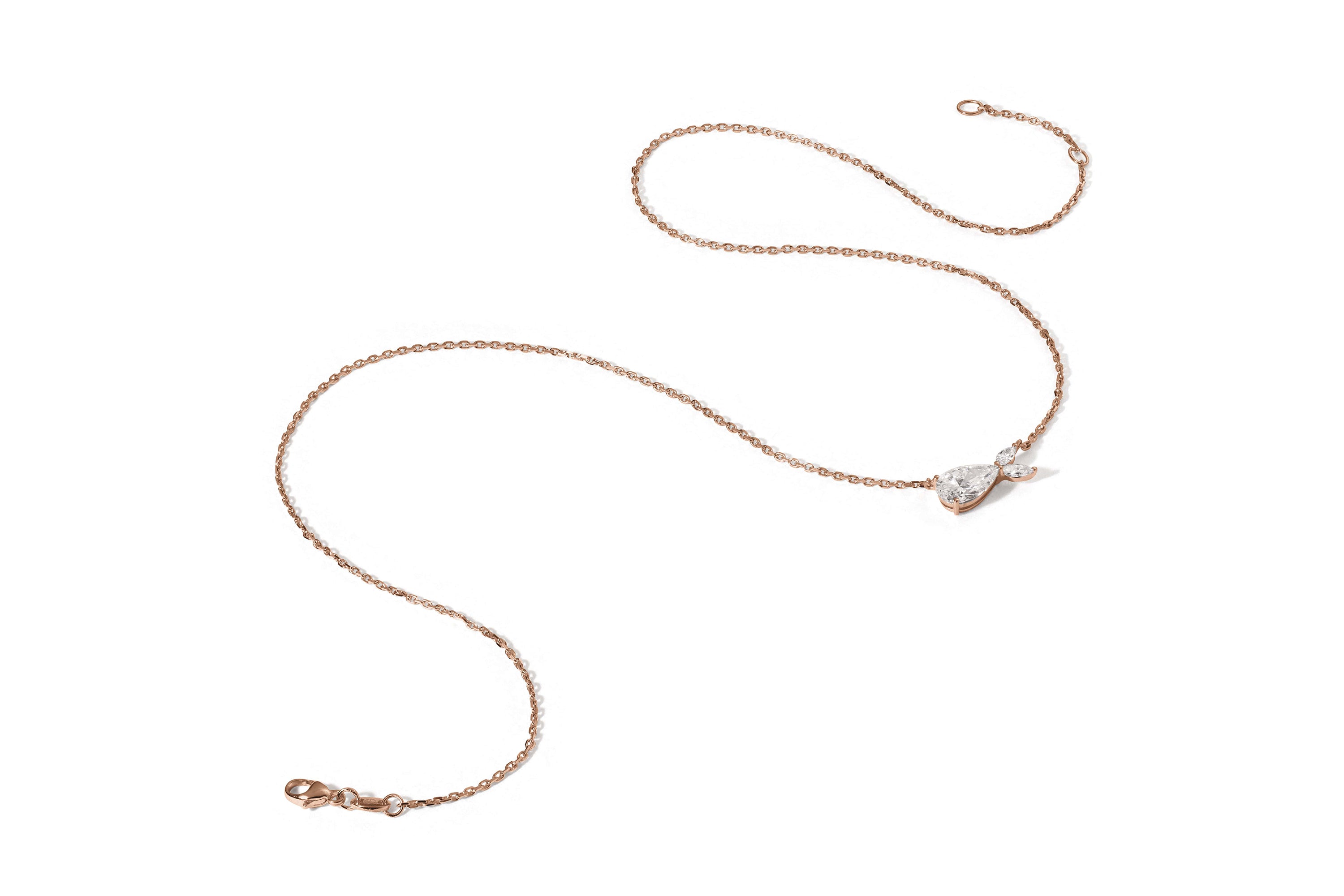 Die Halskette DIONE ROSÉGOLD von Atelier Sofia besteht aus einer Kette aus 18 Karat Roségold mit einem zarten, im Labor gezüchteten, birnenförmigen Edelsteinanhänger. Die elegante dünne Kette und der einfache Verschluss lassen den klaren Stein vor jedem Hintergrund wunderschön funkeln.