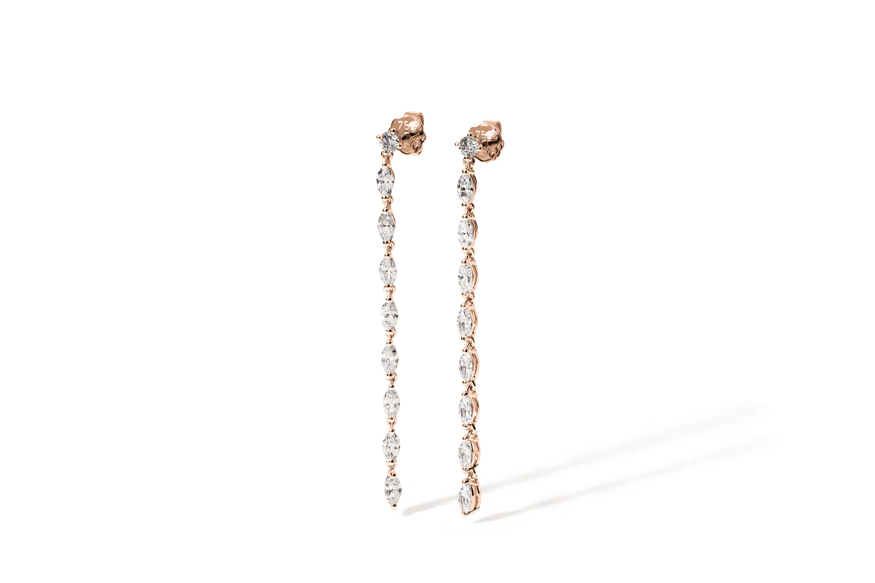 Die AGLAIA ROSÉGOLD-Ohrringe von Atelier Sofia sind luxuriöse lange Tropfenstücke, die vertikal angeordnete, im Labor gezüchtete brillante Edelsteine im Ohrsteckerstil aus 18 Karat Roségold vor einem schlichten weißen Hintergrund zur Schau stellen.