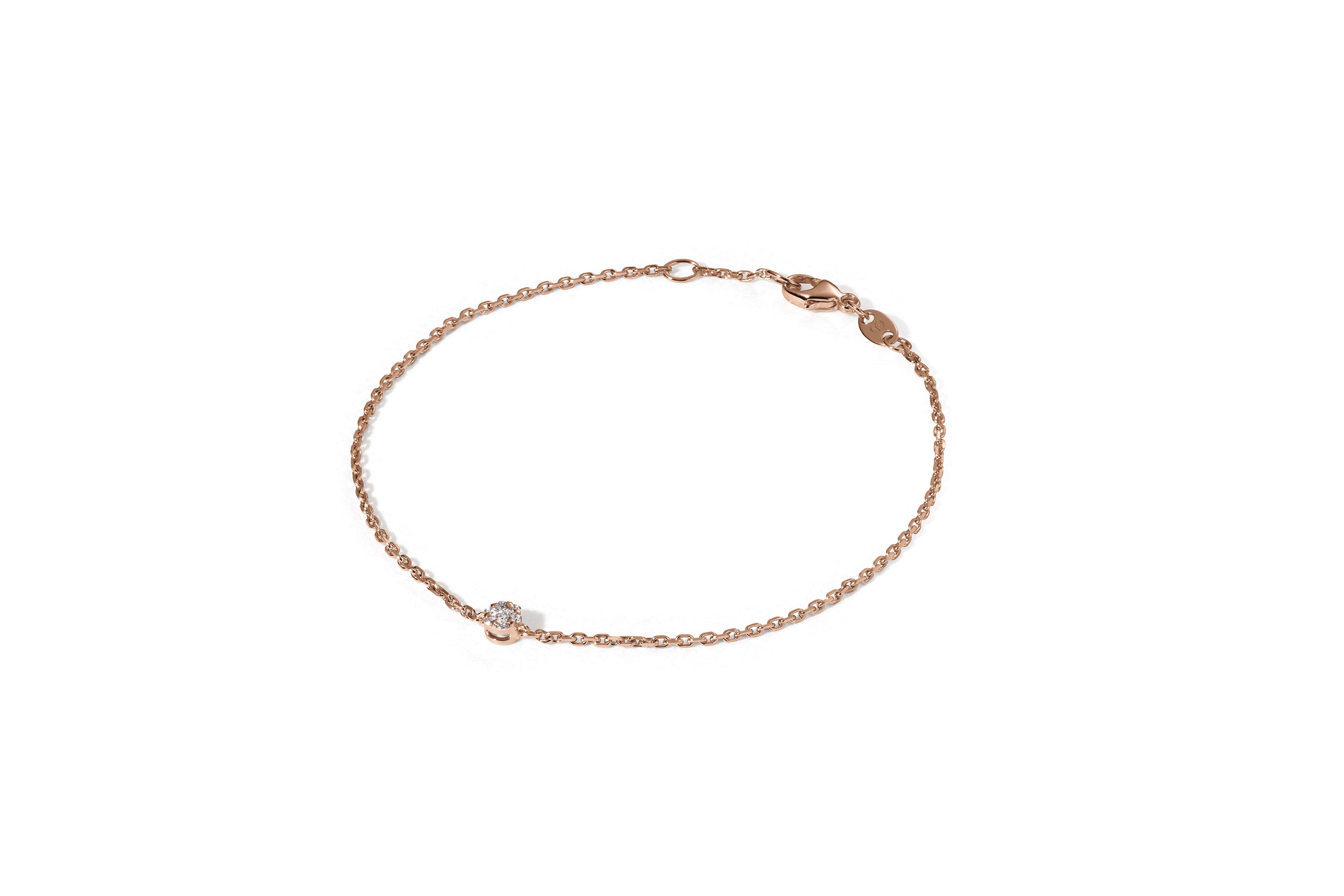 Das EFTERPI ROSÉGOLD von Atelier Sofia ist ein zartes Armband aus 18 Karat Roségold mit einem kleinen, runden Diamantakzent in der Nähe des Verschlusses, der elegant auf einem weißen Hintergrund angeordnet ist.