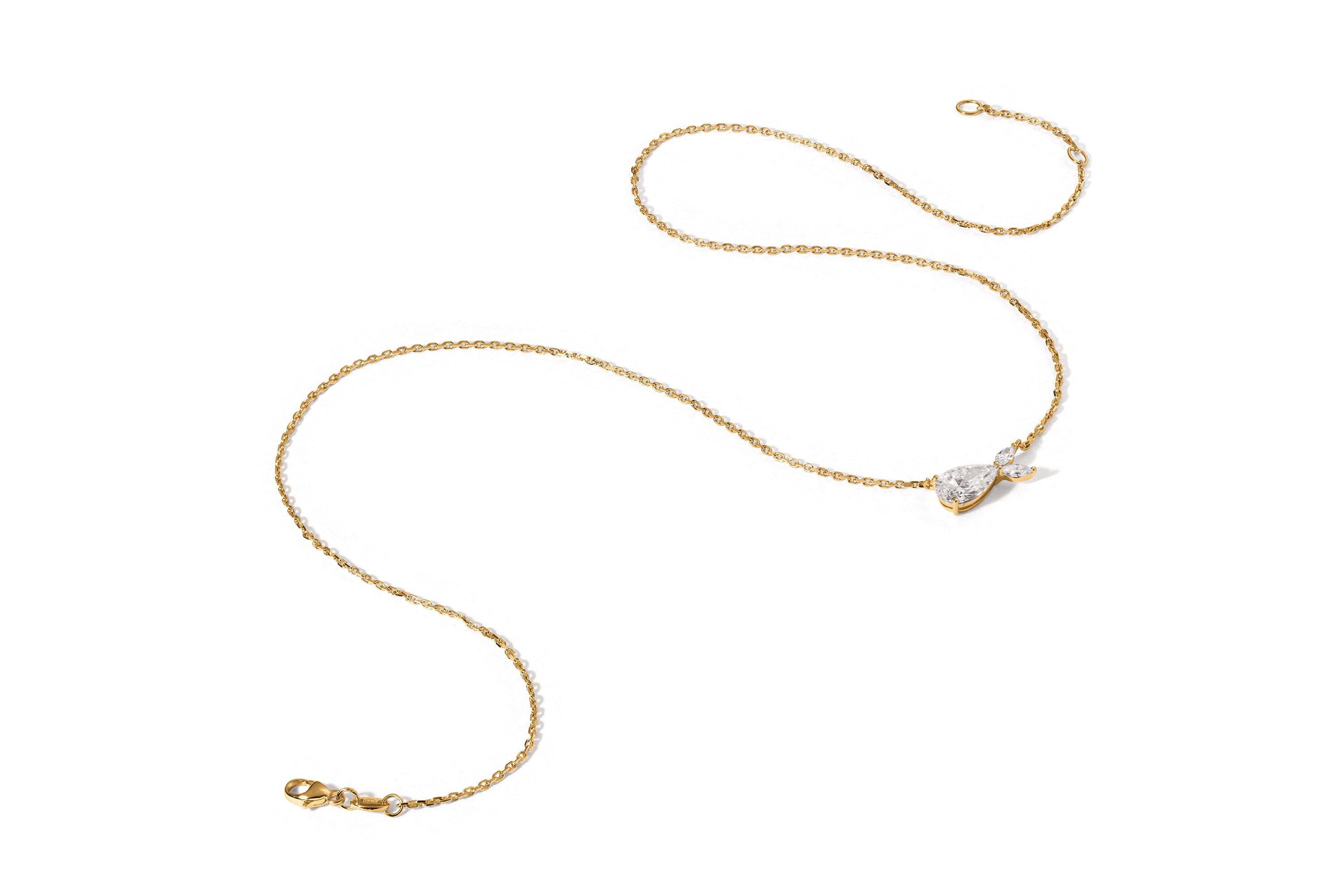 Die Halskette DIONE GELBGOLD von Atelier Sofia ist ein elegantes Stück aus 18 Karat Gold mit einem im Labor gezüchteten birnenförmigen Edelstein und einem asymmetrisch angeordneten Stein im Marquiseschliff sowie einem einfachen Verschluss für ein minimalistisches Design.