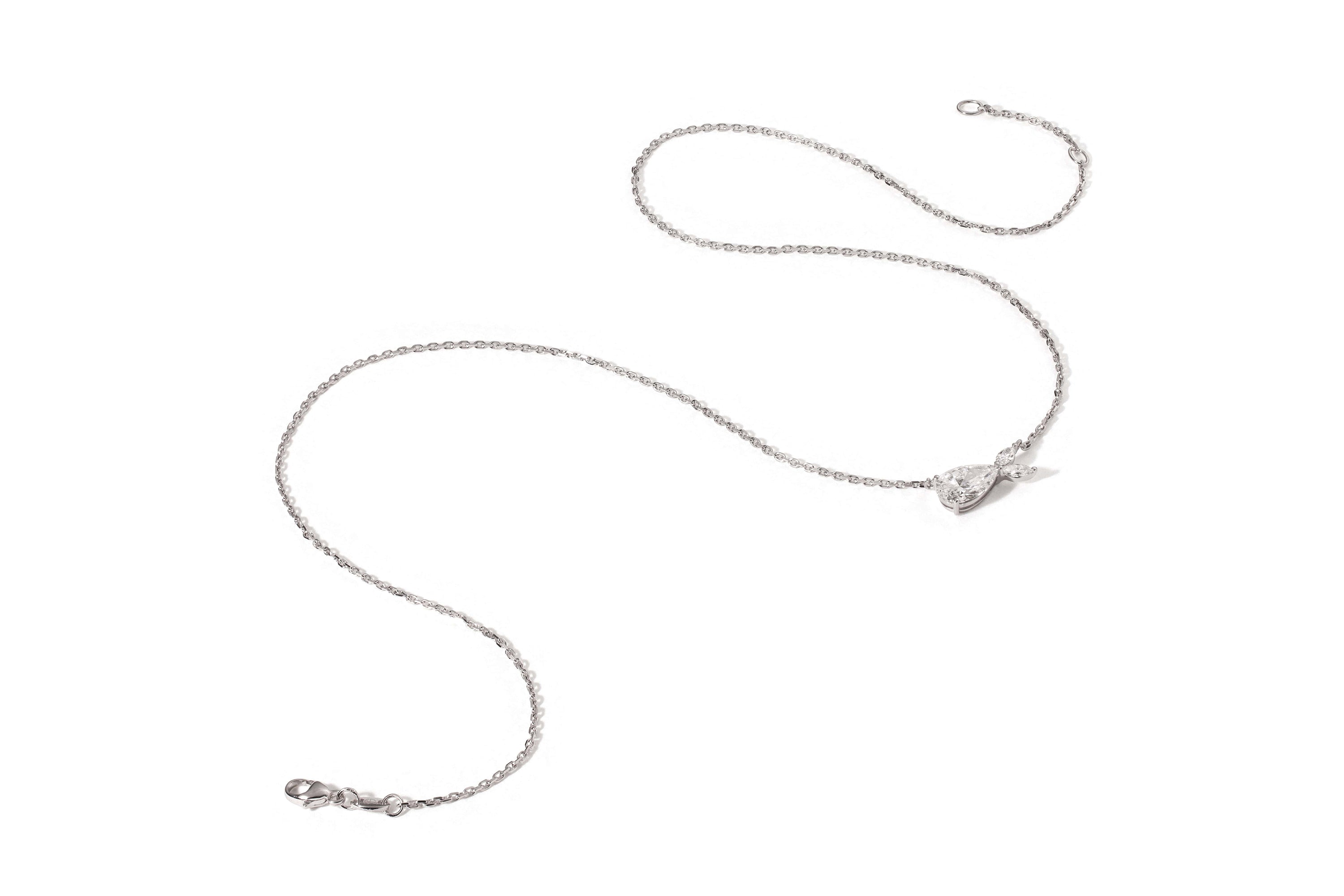 Die DIONE WEIßGOLD von Atelier Sofia ist eine Silberkette mit einer dünnen Kette und einem spiralförmig angeordneten Herzanhänger. Der glatt glänzende Anhänger hängt mit einem eleganten Verschluss.