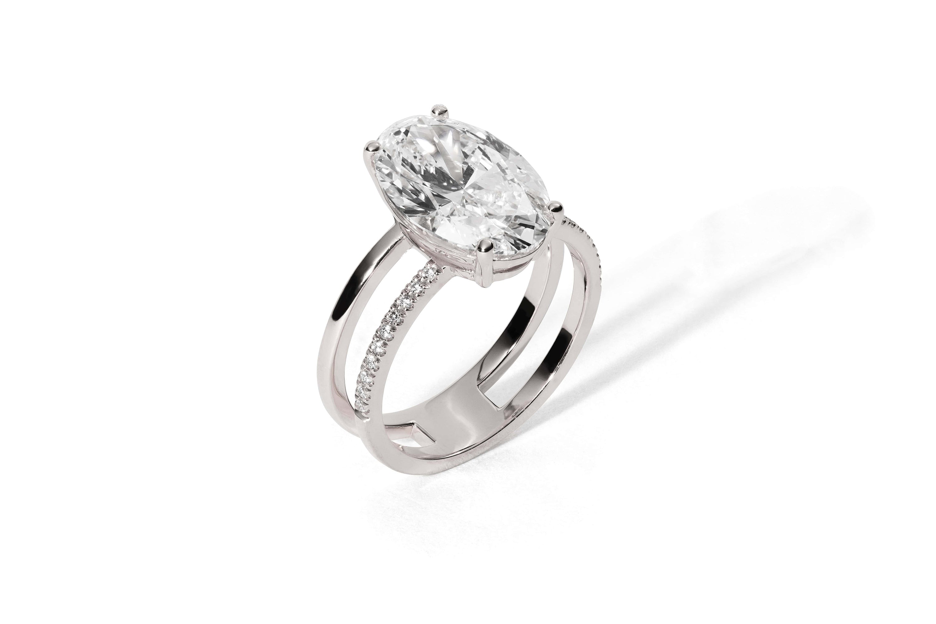 Der HERA WEIßGOLD-Ring von Atelier Sofia aus 18 Karat Weißgold verfügt über einen ovalen, klaren Edelstein in der Mitte. Im Labor gezüchtete Diamanten zieren den Ring und verleihen ihm auf weißem Hintergrund Glanz, wodurch ein anmutiger Schatten entsteht, der seine Eleganz unterstreicht.