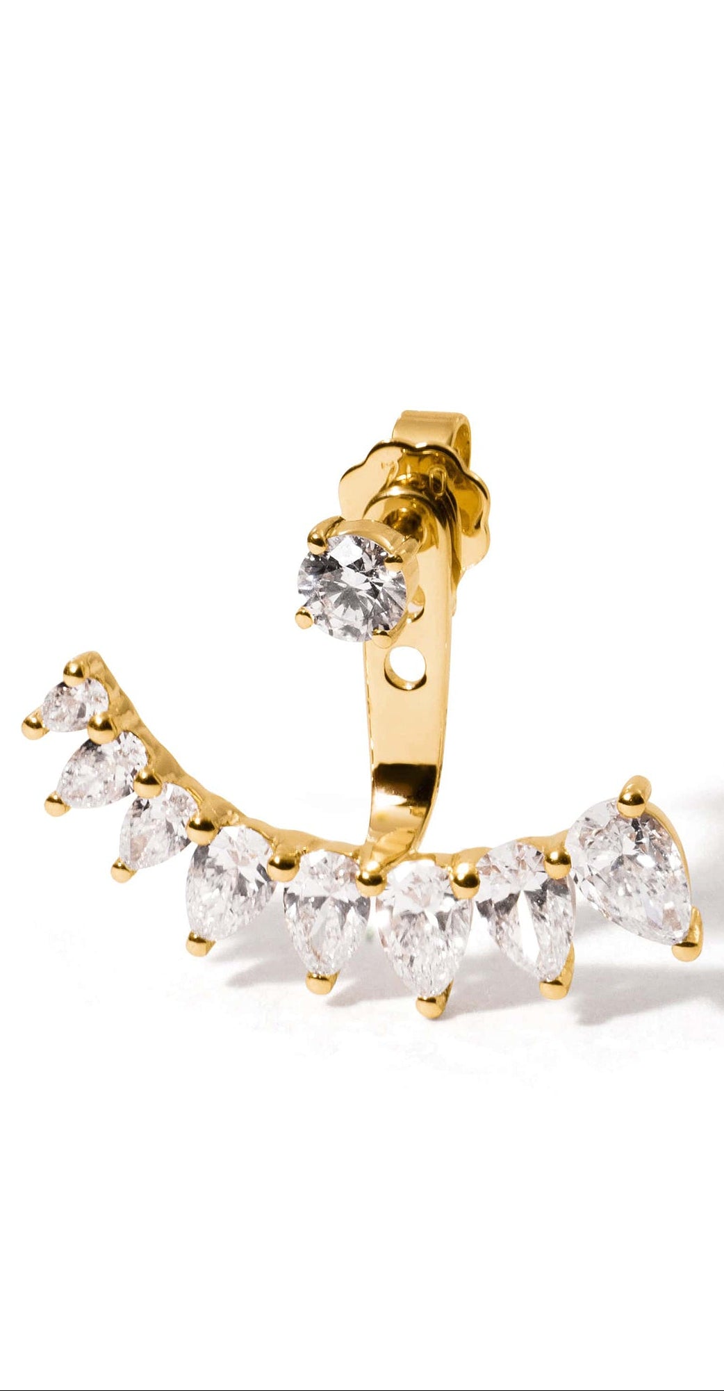 Die THALIA GELBGOLD-Ohrringe von Atelier Sofia zeichnen sich durch ein geschwungenes Design mit mehreren birnenförmigen Diamanten und einem einzelnen runden, im Labor gezüchteten Brillantstecker aus, der in 18 Karat Gelbgold-Ohrstecker eingefasst ist. Diese atemberaubenden Stücke kommen vor einem weißen Hintergrund wunderschön zur Geltung.