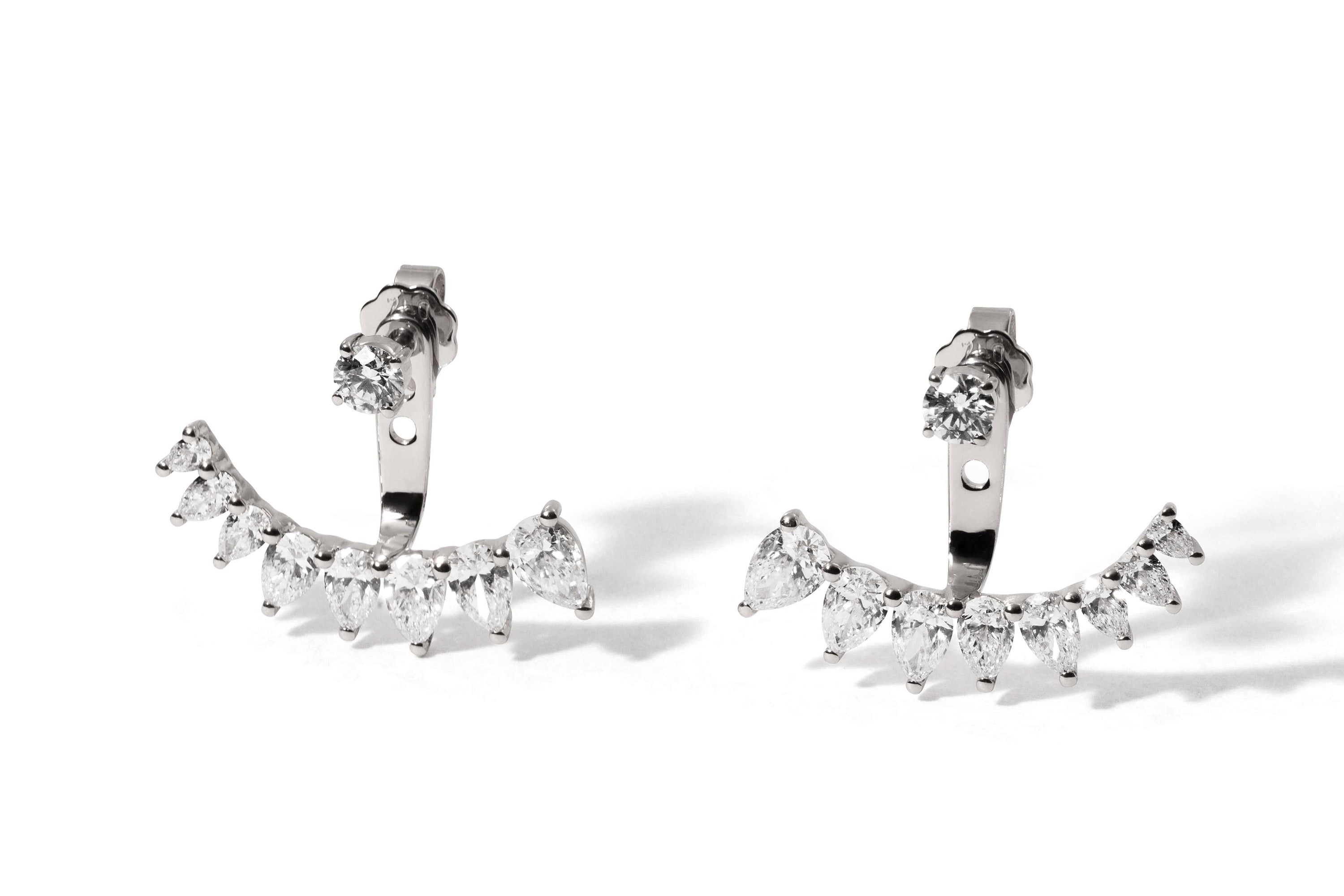 Lernen Sie THALIA WEIßGOLD von Atelier Sofia kennen: elegante Ohrringe mit einem Lab Grown Brillant-Stecker und tropfenförmigen Diamanten in 18 K Weißgold, die wunderschön funkeln.